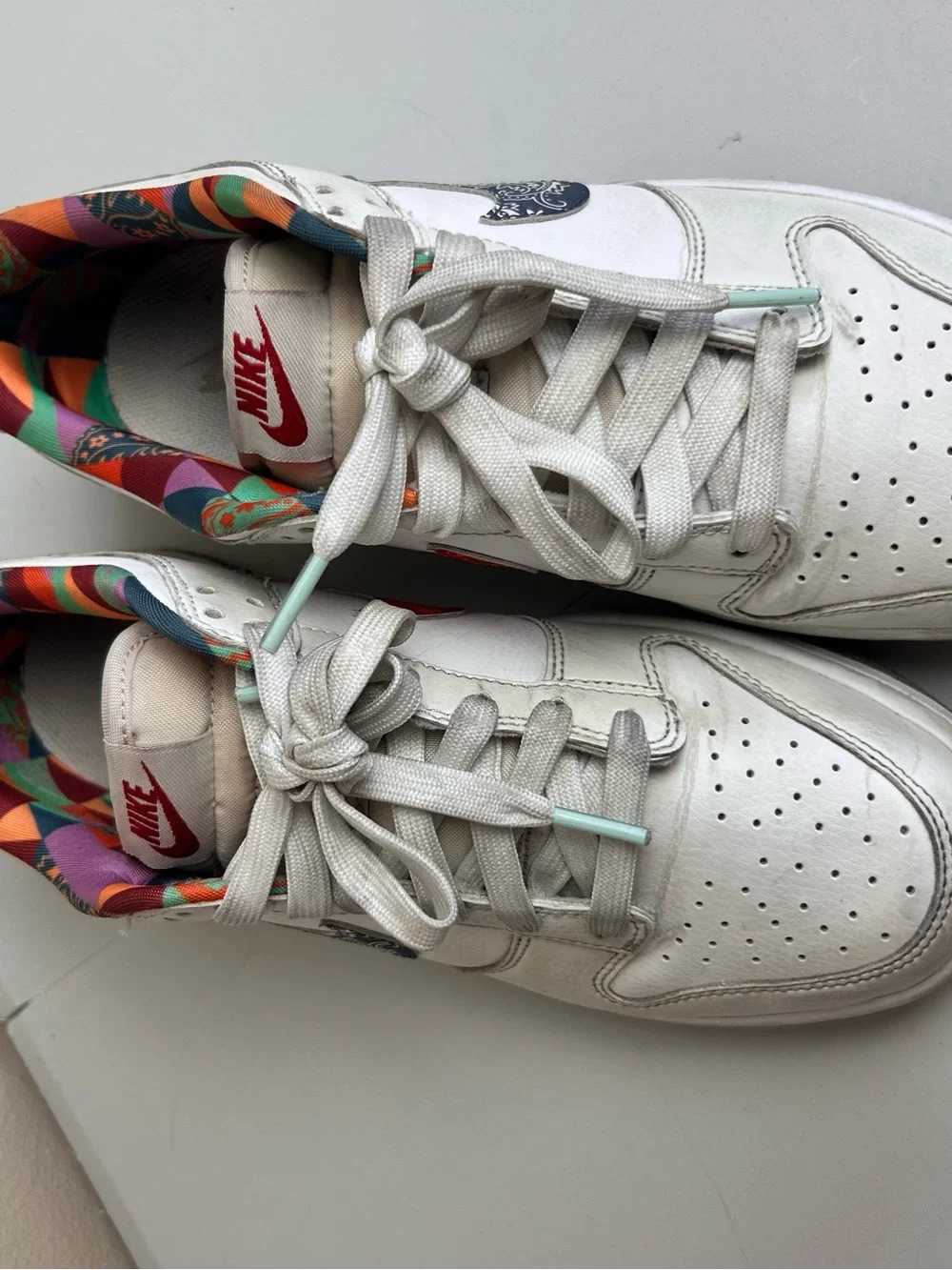 Nike White Low-Top Kids Sneakers with Multicolor Patterned Liner 7Y
